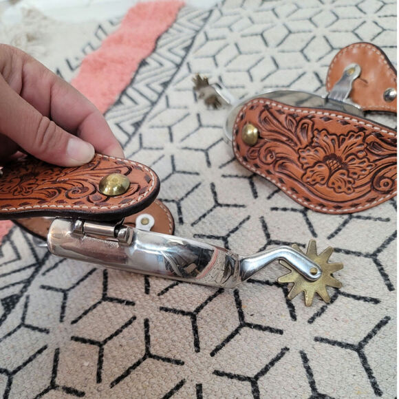 FLORAL & SILVER ADJUSTABLE BUCKLE COWBOY SPURS - Picture 3 of 16